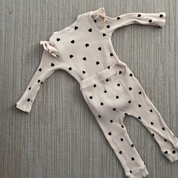 Girls Long Sleeve Ruffled Heart Onesie with Matching Pants & Bow - Picture 4 of 4